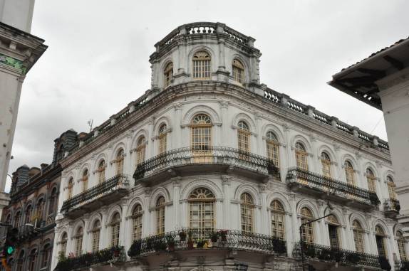 A pomposa arquitetura do centro de Cuenca, no Equador